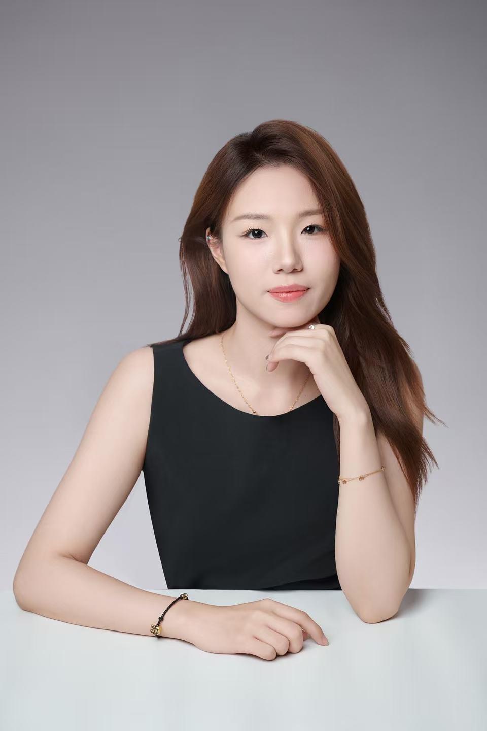 Jingyao, native Mandarin teacher from Chongqing